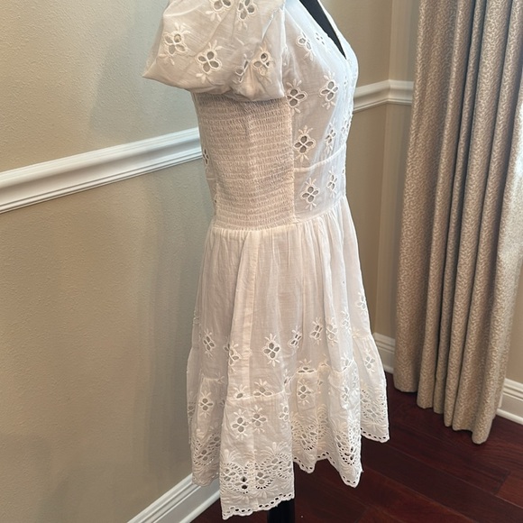 White Embroidered V-Neck Dress Women’s eyelet lined button XS Spring Summer - Picture 7 of 8